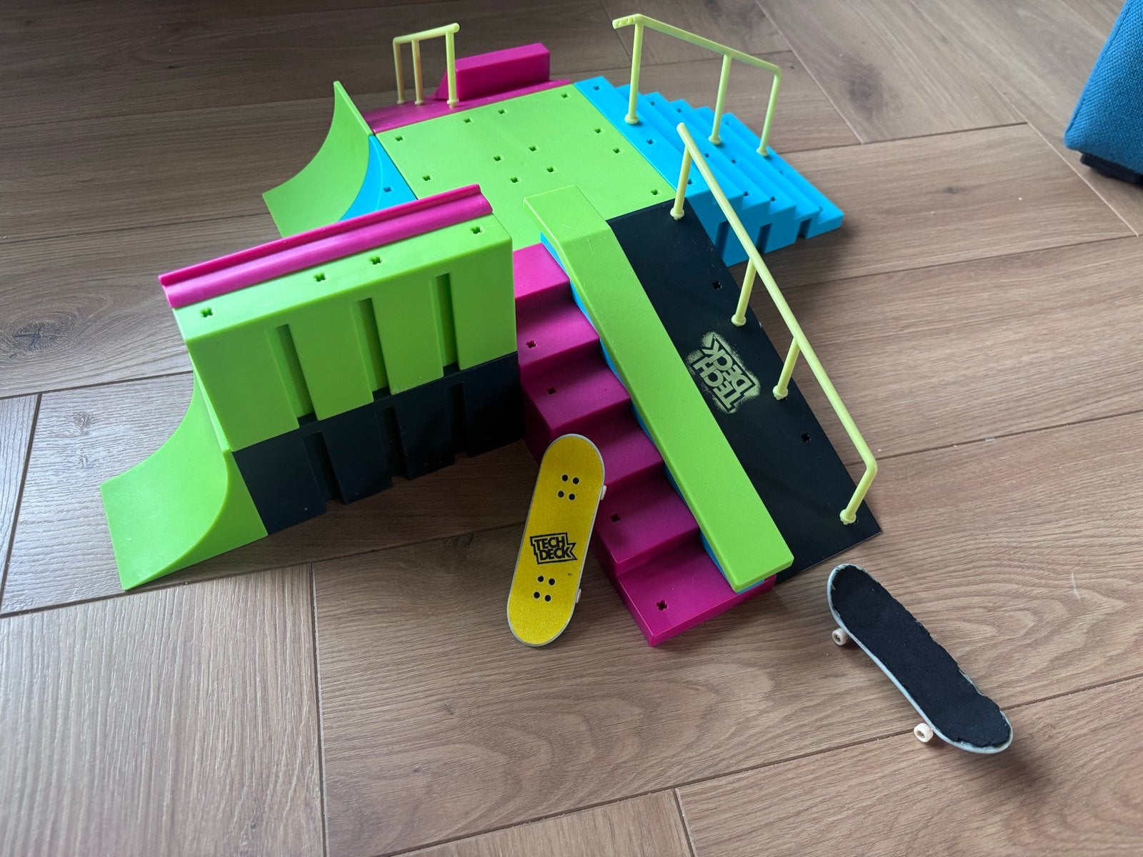 Tech Deck Neon Skateboard Park met 2 Skateboards, Kinderen en Baby's, Speelgoed | Overig, Gebruikt, Jongen of Meisje, Ophalen of Verzenden