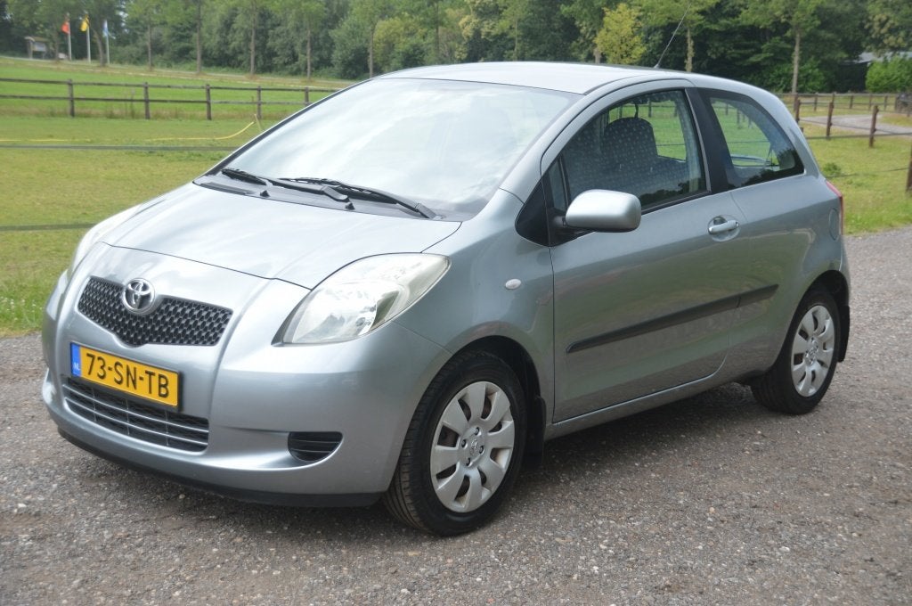 Toyota Yaris 1.0 VVTi Sol Airco APK Juli 2027 (bj 2006), Auto's, Voorwielaandrijving, 970 kg, 750 kg, Origineel Nederlands