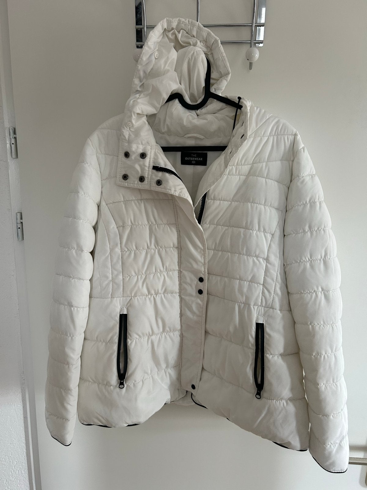 Witte gewatteerde jas met capuchon - The Outerwear C&A, Ophalen of Verzenden, Gedragen, Maat 46/48 (XL) of groter, Wit