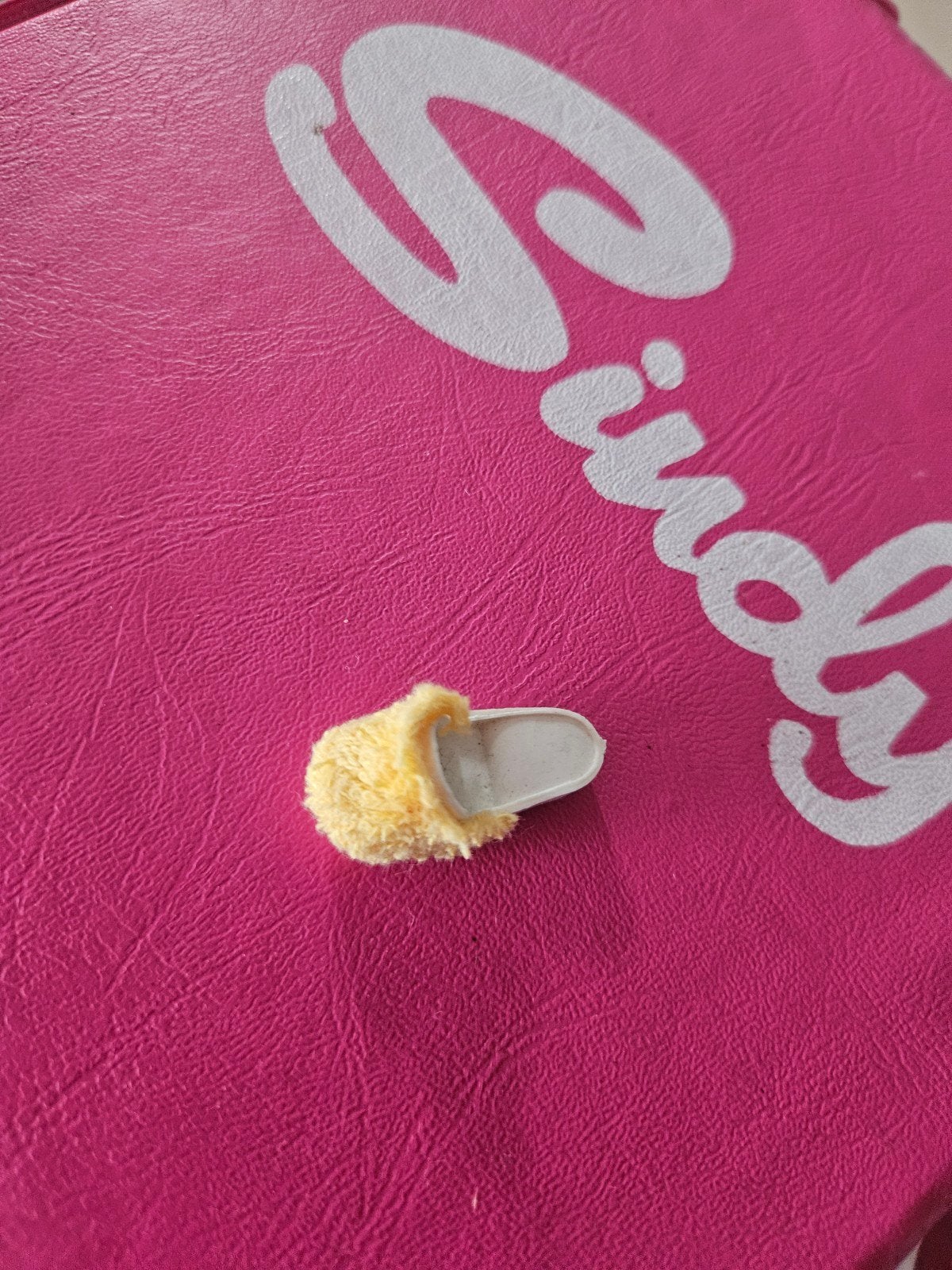 1 Sindy barbie slipper wit geel stof, Ophalen of Verzenden, Overige merken