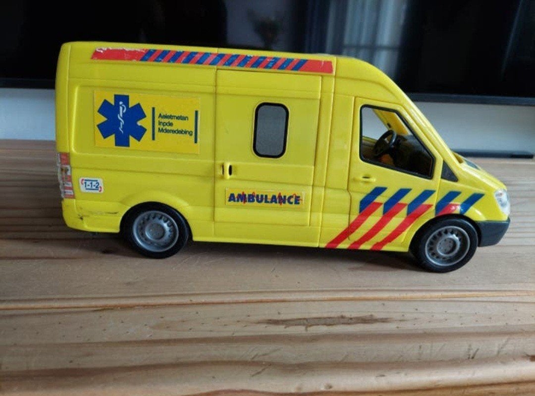Speelgoedvoertuigen set: vrachtwagens, ambulance, graafmachi, Ophalen of Verzenden, Gebruikt