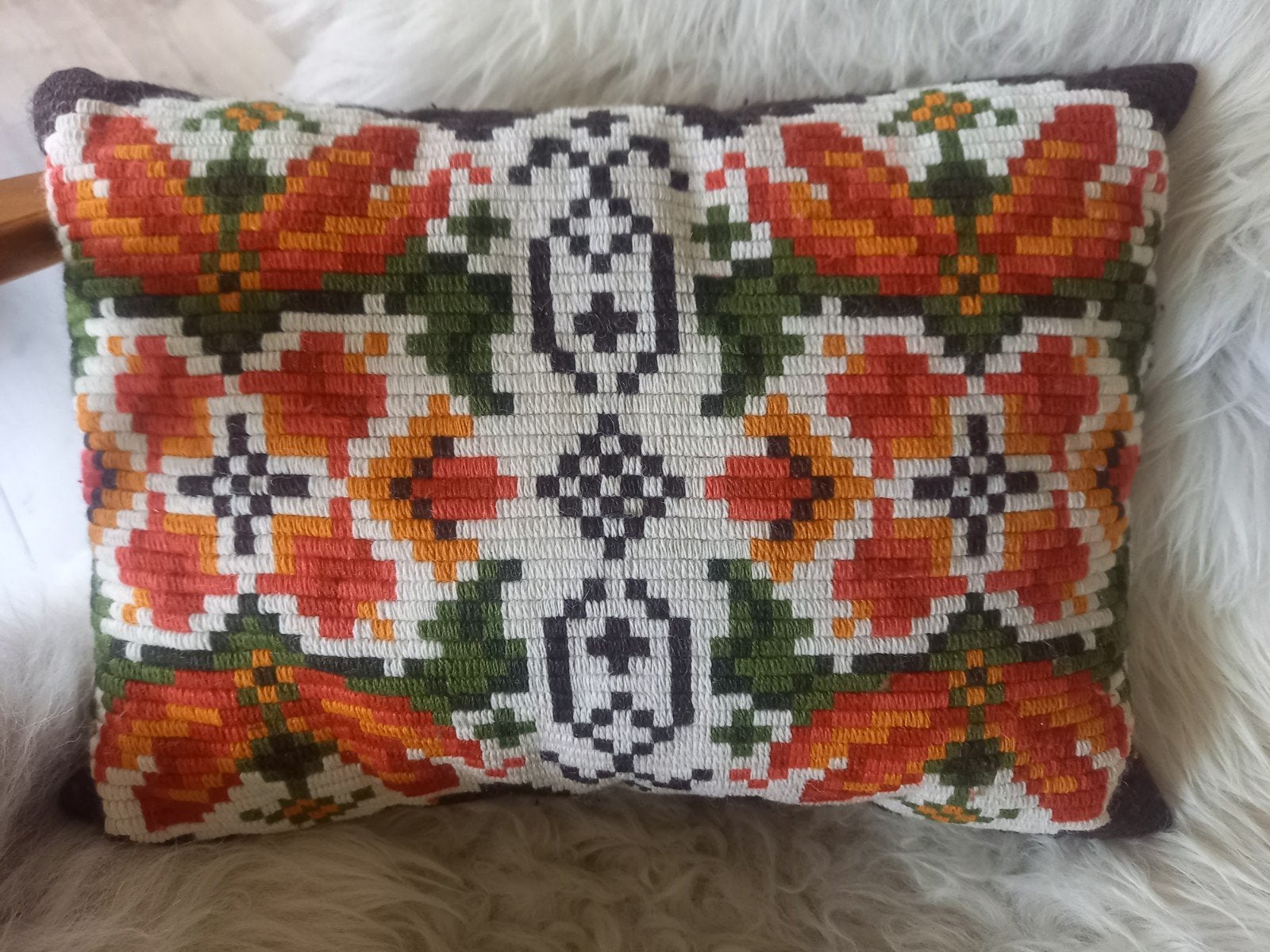 Retro Scandinavisch kussen geborduurd met wol, Ophalen of Verzenden, Huis en Inrichting