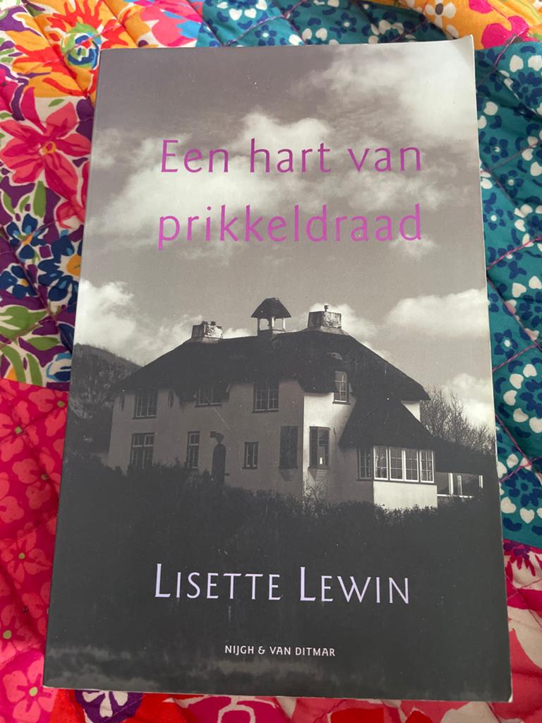 Een hart van prikkeldraad - Lisette Lewin, Ophalen of Verzenden, Gelezen, Nederland