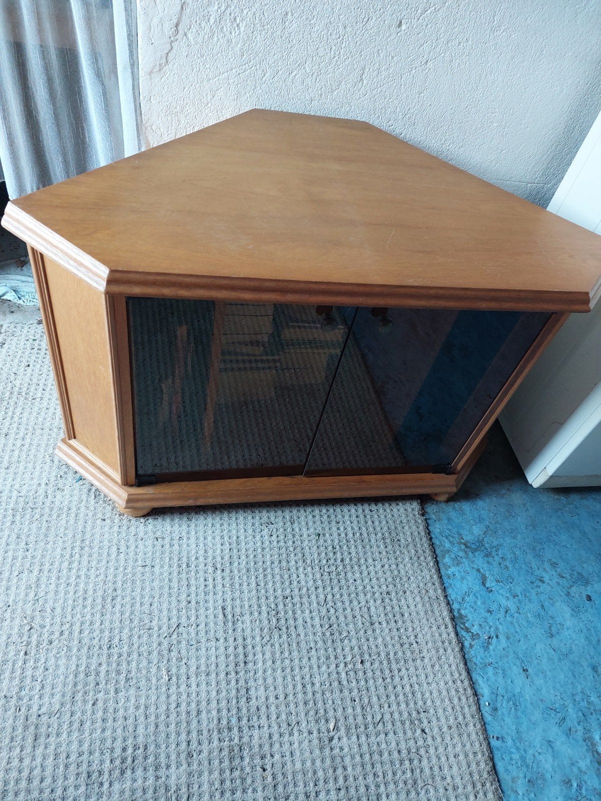 Houten TV-meubel met glazen deuren, Huis en Inrichting, Ophalen, Gebruikt, Overige houtsoorten, 50 tot 100 cm