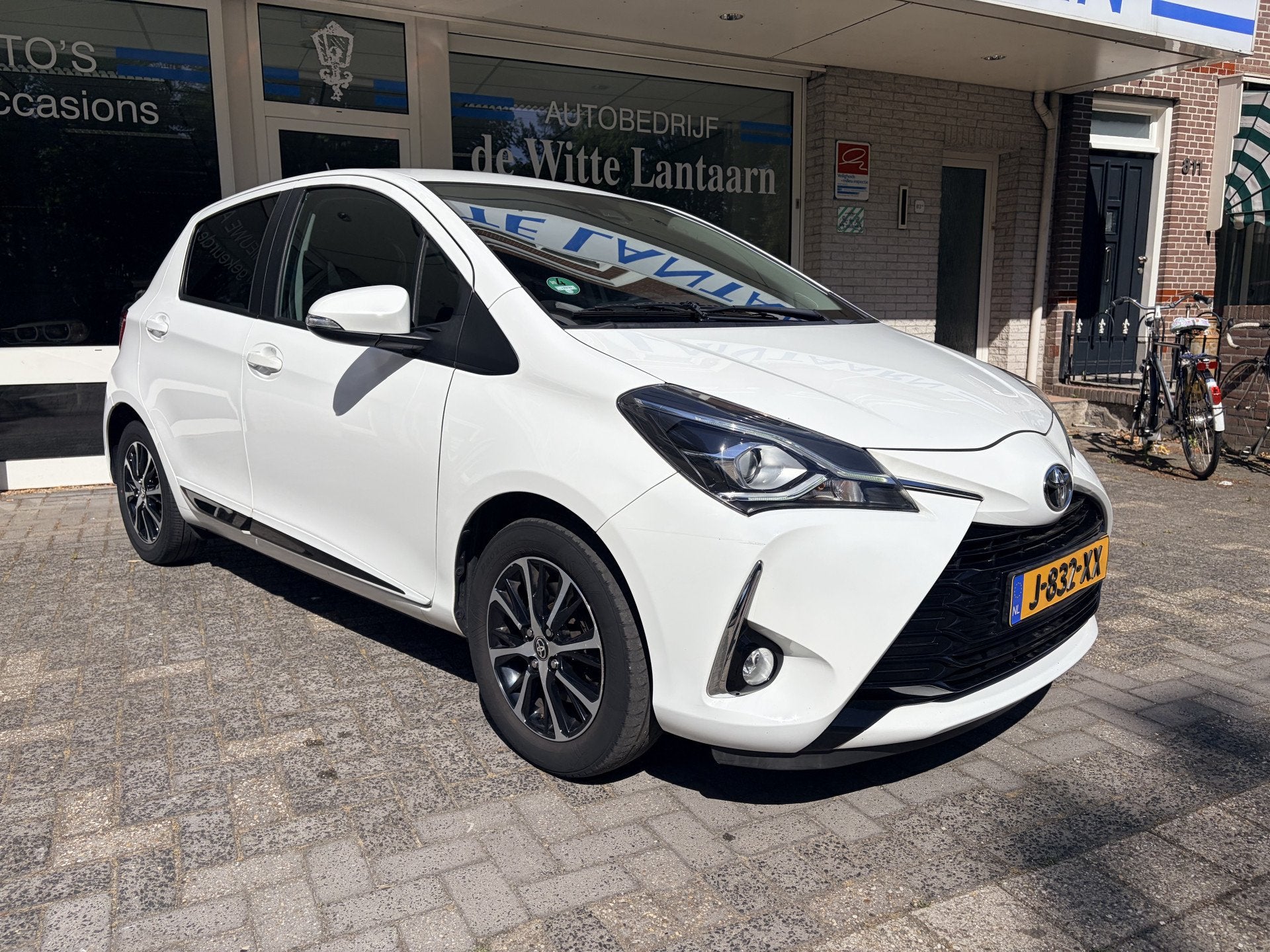 Toyota Yaris 1.5 VVT-i Dynamic Achteruitrij camera/Autom. ai, Voorwielaandrijving, Euro 6, 4 cilinders, Wit