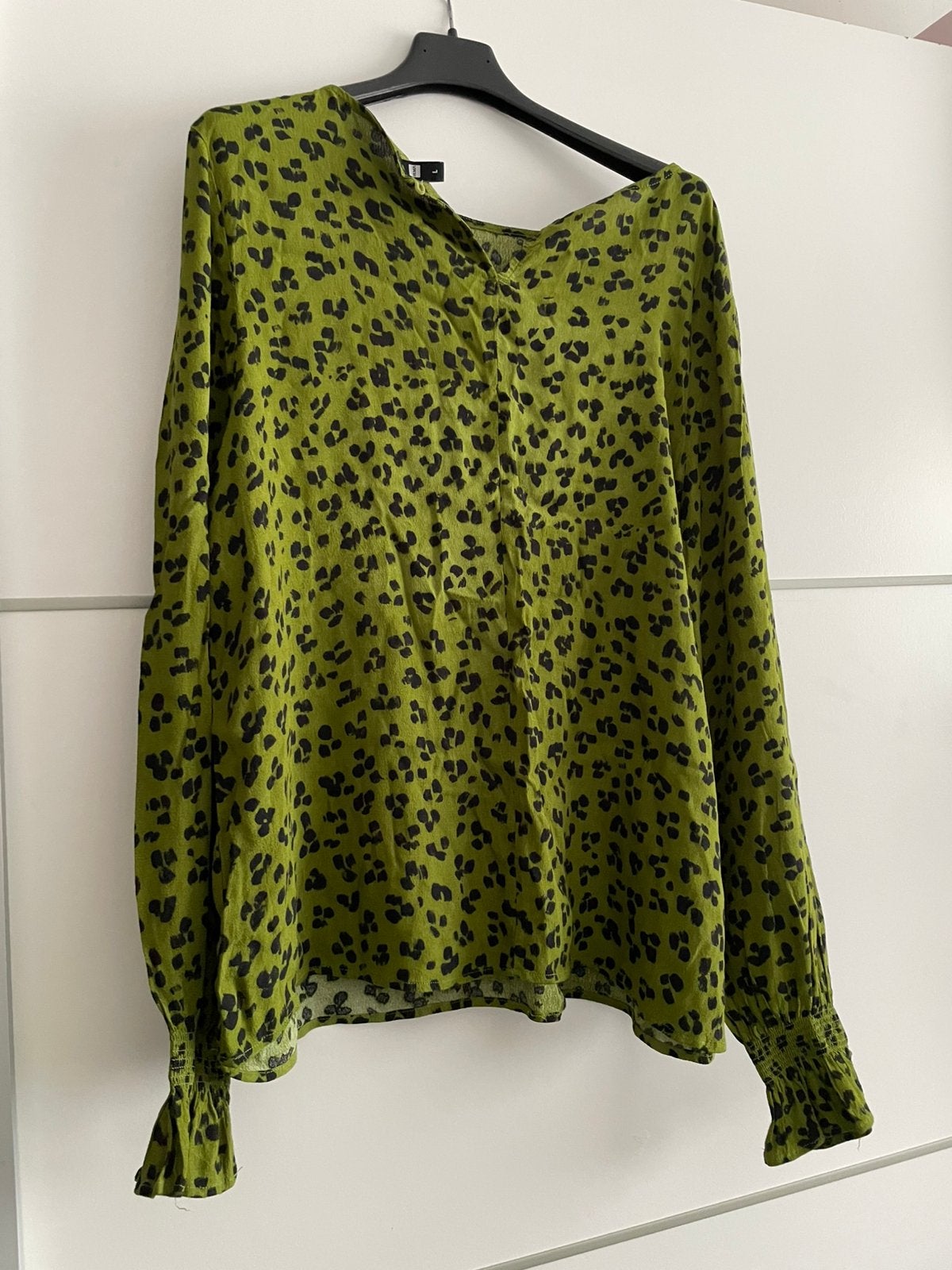 Groene blouse met dierenprint, Ophalen of Verzenden, Zo goed als nieuw, Maat 38/40 (M), Groen