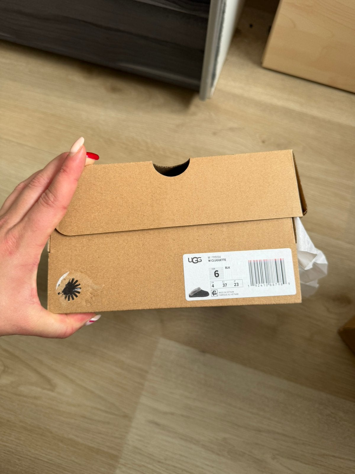 UGG W Cluggette aloffen, Zwart, Nieuw, Ophalen of Verzenden, Pantoffels of Sloffen