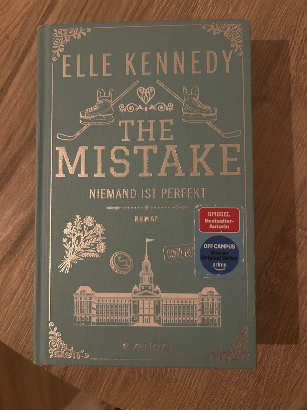 Elle Kennedy – The Mistake Off-Campus deel 2 Hardcover Duits, Ophalen of Verzenden, Gelezen
