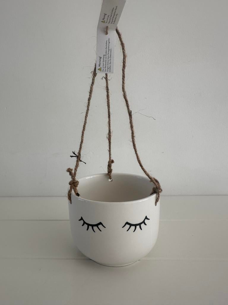 Sass & Belle Hangende Bloempot 'Eyes Shut', Ophalen, Rond, Binnen, Zo goed als nieuw