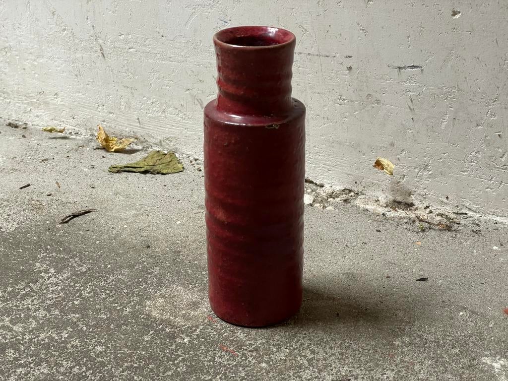 Mobach, Utrecht: rode flesvaas 20 cm 1965 - 1980 P. Kneppers, Antiek en Kunst, Antiek | Keramiek en Aardewerk, Ophalen of Verzenden