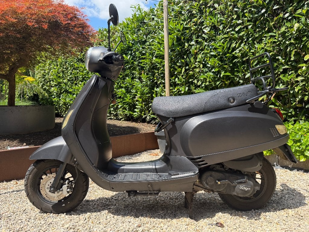 MOOIE HIPPE RETRO SCOOTER, Fietsen en Brommers, Snorfietsen en Snorscooters, Zo goed als nieuw, Overige merken, Benzine, Ophalen