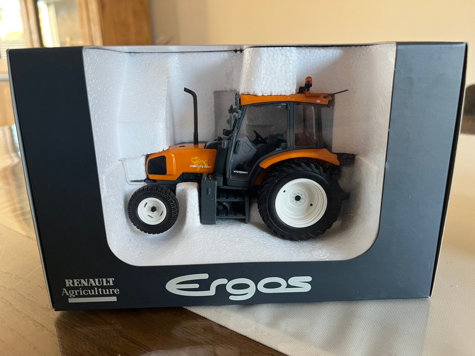 Renault 100 Ergos trekker UNiversal hobbies 2215 Nieuw, Ophalen of Verzenden, Nieuw, Tractor of Landbouw, Universal Hobbies
