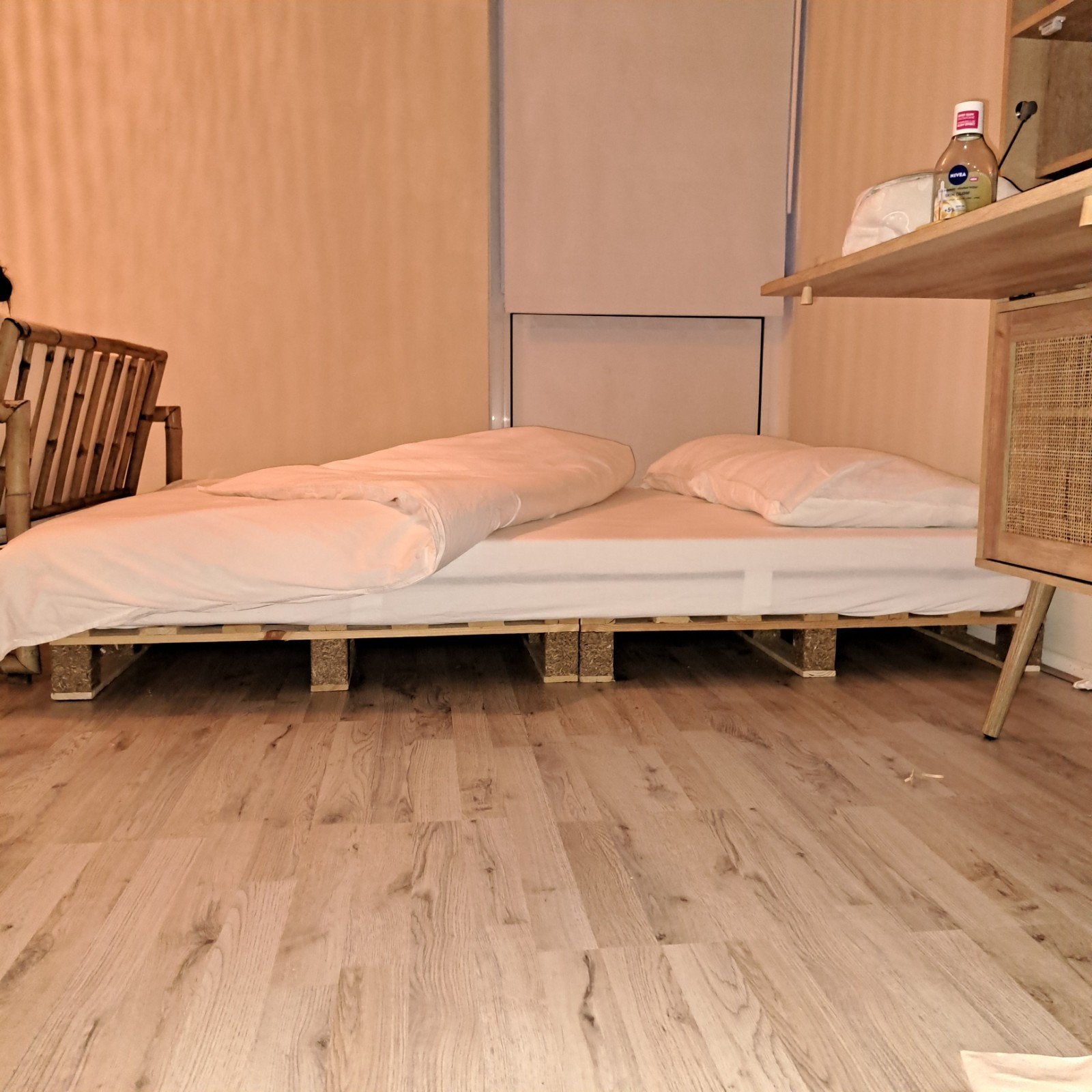 Laag palletbed 140x200, Huis en Inrichting, Ophalen, Tweepersoons, 140 cm, Zo goed als nieuw