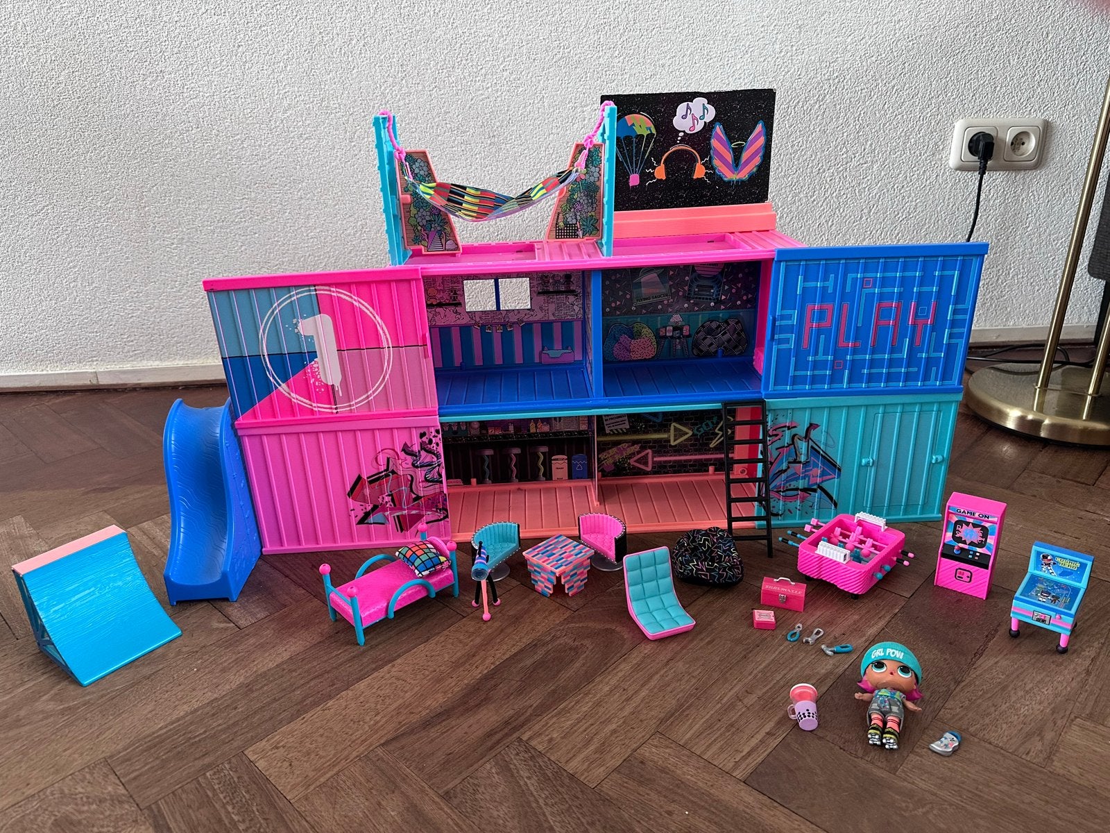 LOL Surprise Clubhouse  met accessoires, Kinderen en Baby's, Speelgoed | Poppenhuizen, Ophalen, Zo goed als nieuw, Poppenhuis