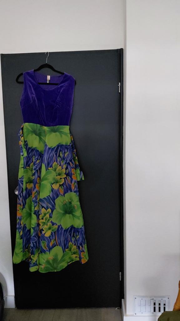 Vintage paarse fluwelen jurk met bloemenprint, Kleding | Dames, Maat 38/40 (M), Paars, Ophalen of Verzenden, Onder de knie