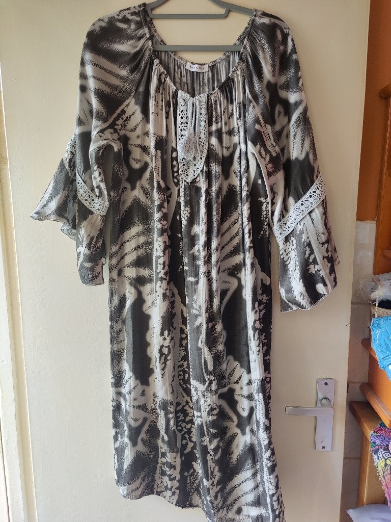 made in italy nieuwe offshoulder jurk one size tot 42, Verzenden, Nieuw, Maat 42/44 (L), Onder de knie