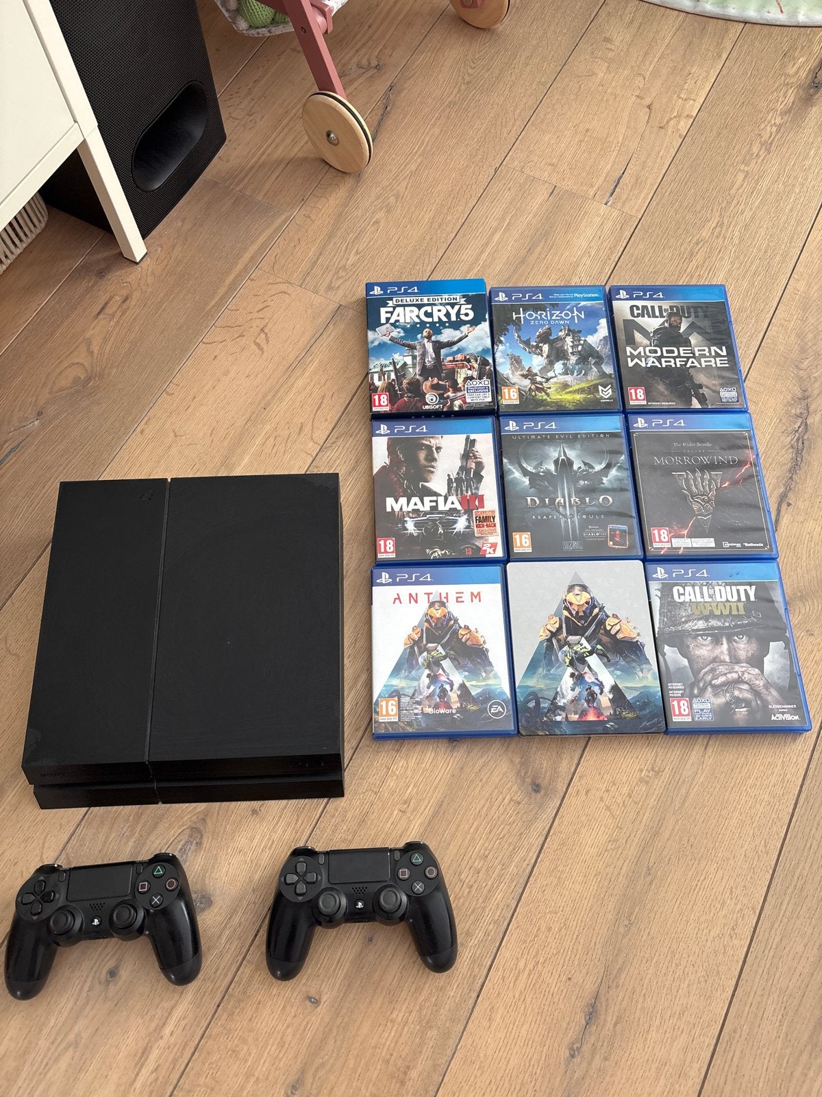 PS4 Console + kabels met 2 controllers en 8 games, Avontuur en Actie, Gebruikt, Vanaf 18 jaar, 2 spelers