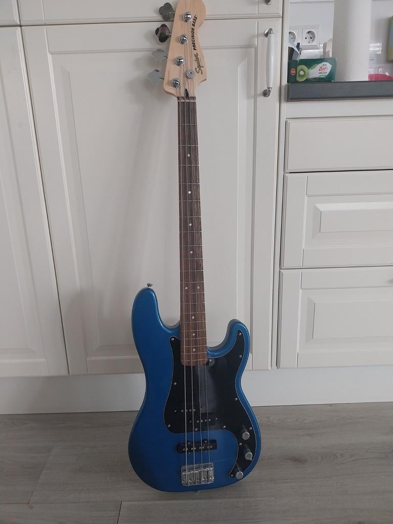 Squier affinity series precision bass elektrisch met gitaar, Ophalen, Zo goed als nieuw