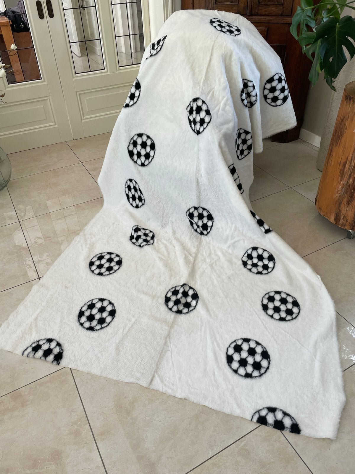 Zachte pluche/teddy stof wit met voetbalprint 1,5 x 8 m, Overige materialen, 120 cm of meer, Wit, Ophalen of Verzenden