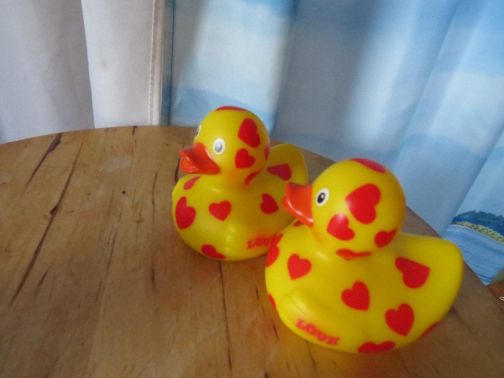 2 nieuwe aparte duckie wonderland bad eendjes hartjes ducks, Ophalen of Verzenden, Nieuw, Geel, Kunststof