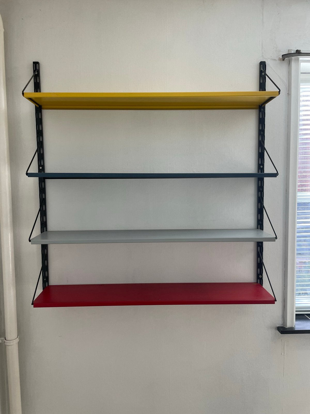 Klassiek boekenrek met kleurrijke planken, Huis en Inrichting, Ophalen, Met plank(en), Gebruikt, 50 tot 100 cm