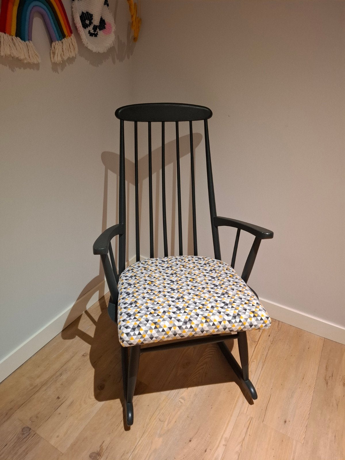 Antraciet houten schommelstoel met kussen, Huis en Inrichting, Stoelen, Ophalen