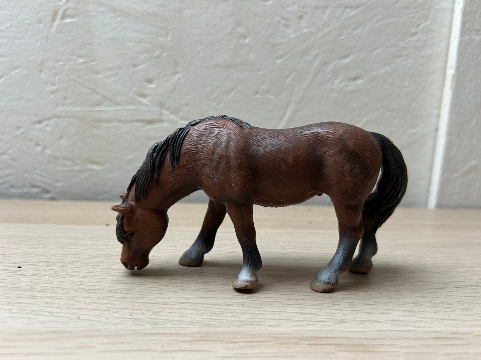 Schleich grazende pony, Ophalen of Verzenden, Zo goed als nieuw, Paard, Beeldje of Figuurtje