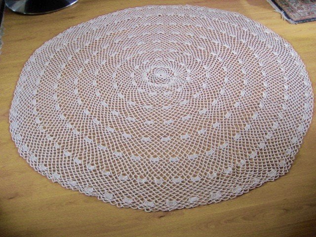 GROOT ROND GEHAAKT KLEED , LICHT ECRU /CREME BROCANTE ., Antiek en Kunst, Ophalen of Verzenden