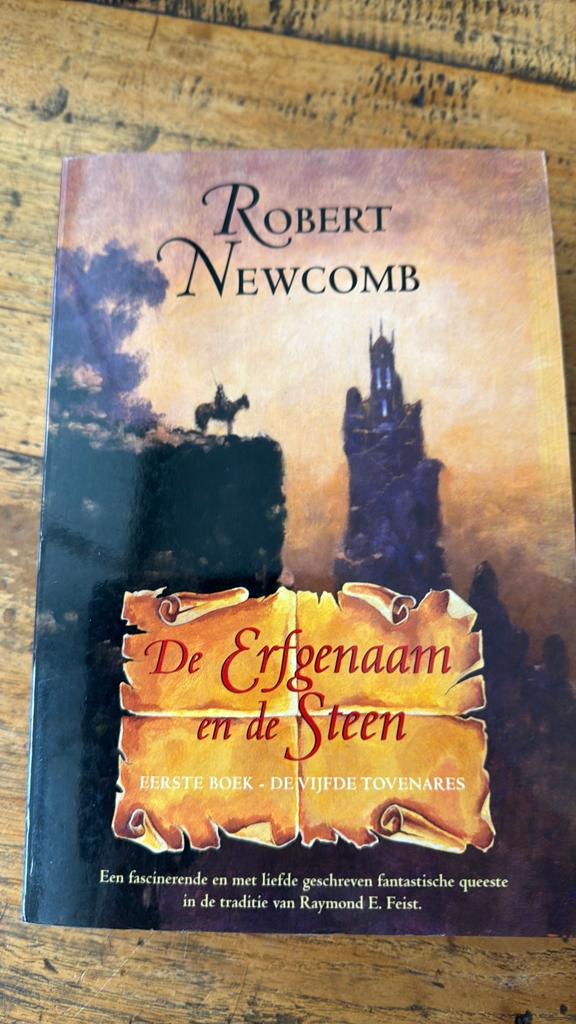 Robert Newcomb - 1 De Vijfde Tovenares, Ophalen of Verzenden, Zo goed als nieuw, Robert Newcomb