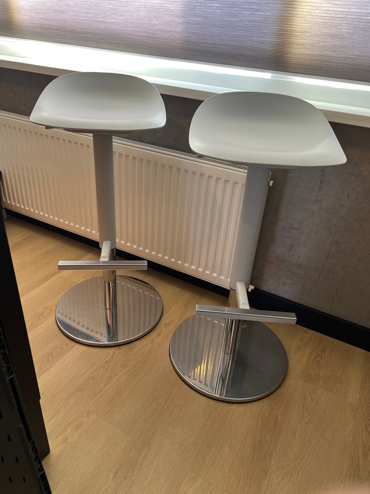 Set van 2 IKEA Janinge barkrukken, Huis en Inrichting, Barkrukken, Ophalen, Kunststof, Gebruikt, In hoogte verstelbaar