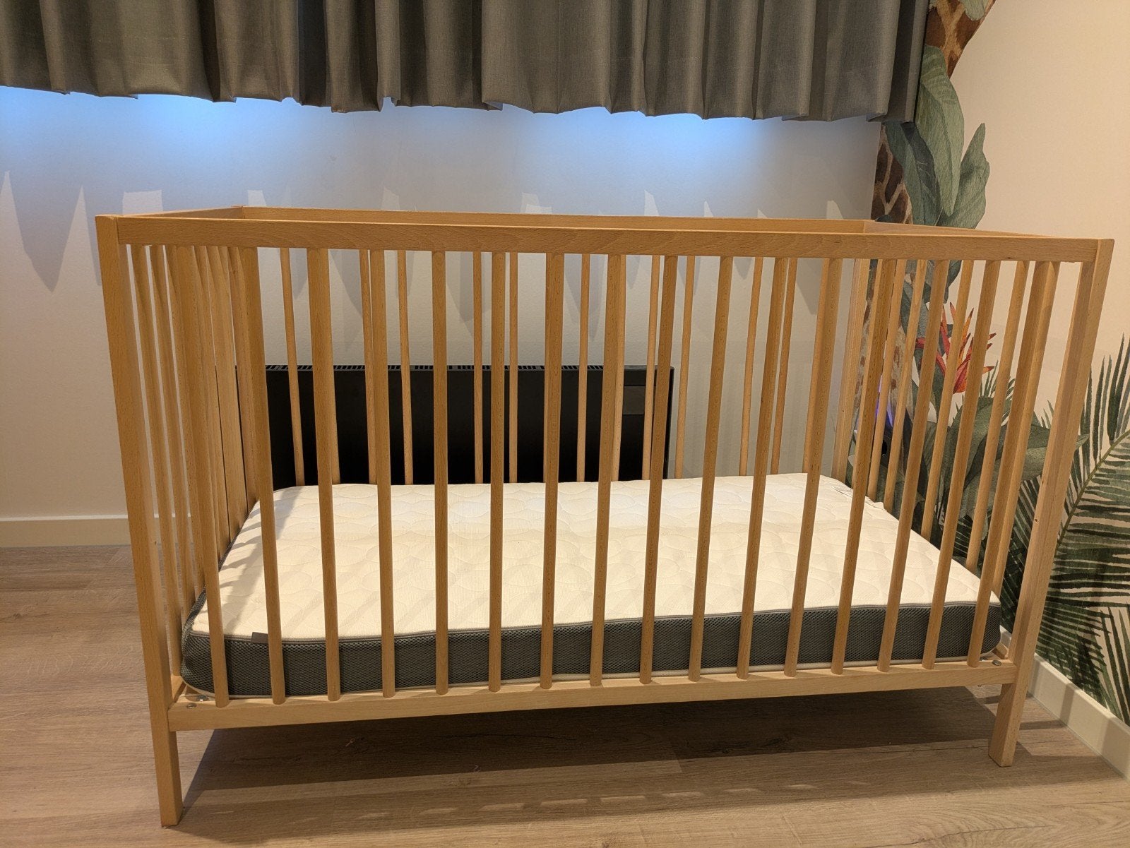 Houten ledikant met matras en beddengoed, Ophalen, Zo goed als nieuw, Ledikant