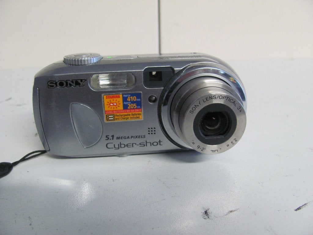 SONY CYBERSHOT 5.1mp dsc-p93 leuk vintage cameraatje, Ingebouwde flitser, Gebruikt, Geheugenkaart, Ophalen of Verzenden