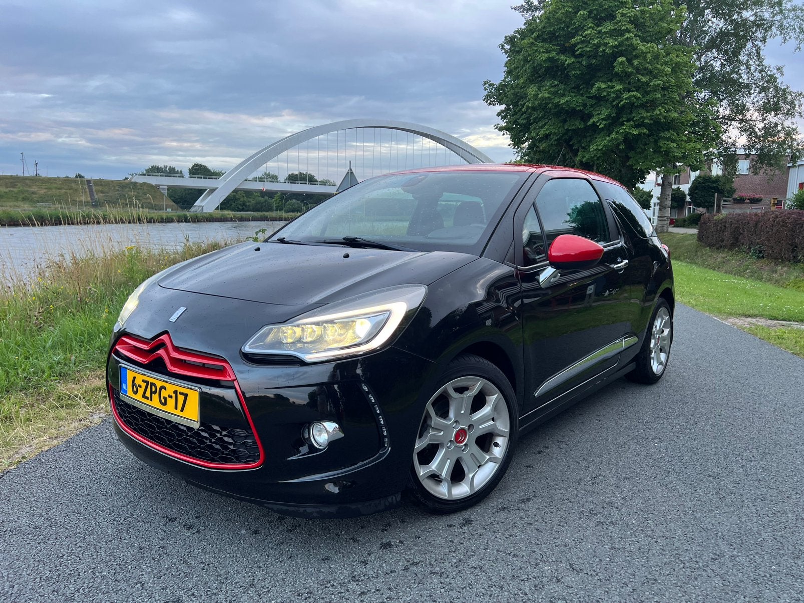 Citroën DS3 SO RED 1.2 VTI SUPER OH + LUXE, 40 €/maand, Zwart, Alcantara, Zwart