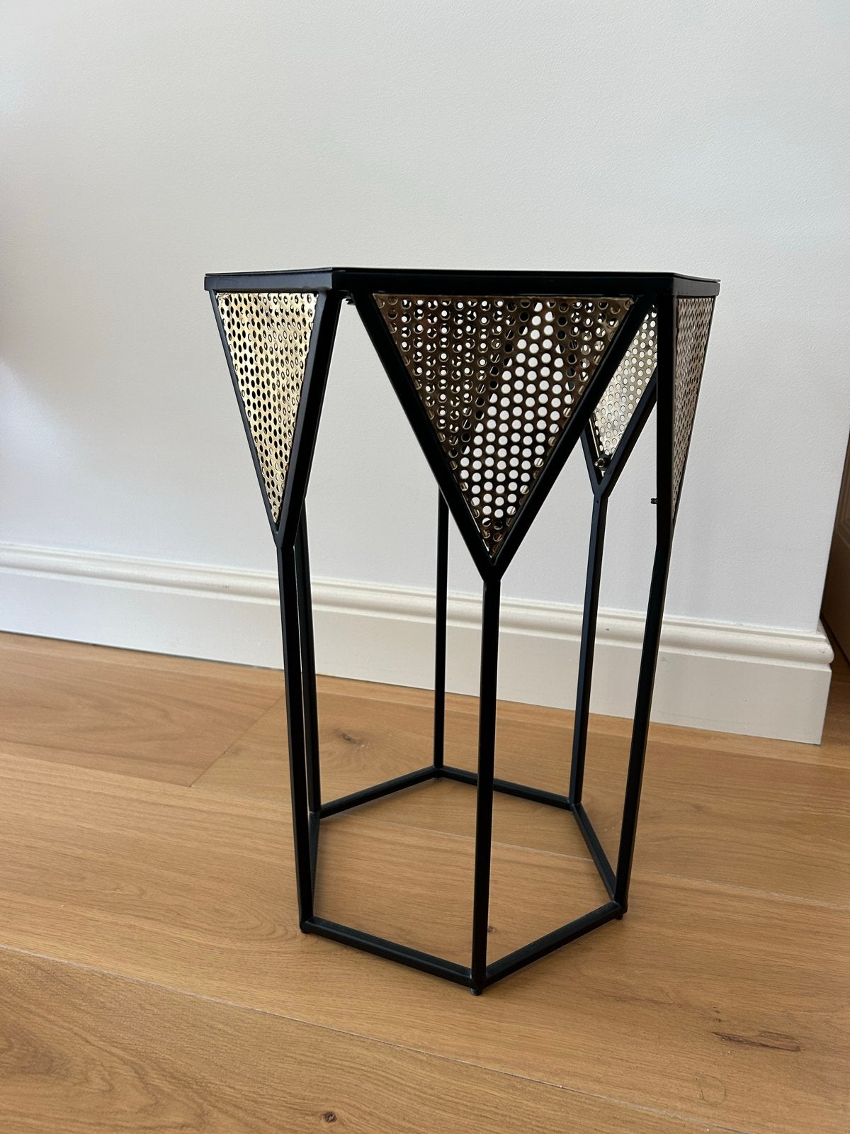 Modern Zwart Metalen Tafeltje met Geperforeerde Details, Huis en Inrichting, Tafels | Bijzettafels, Minder dan 55 cm, Metaal of Aluminium