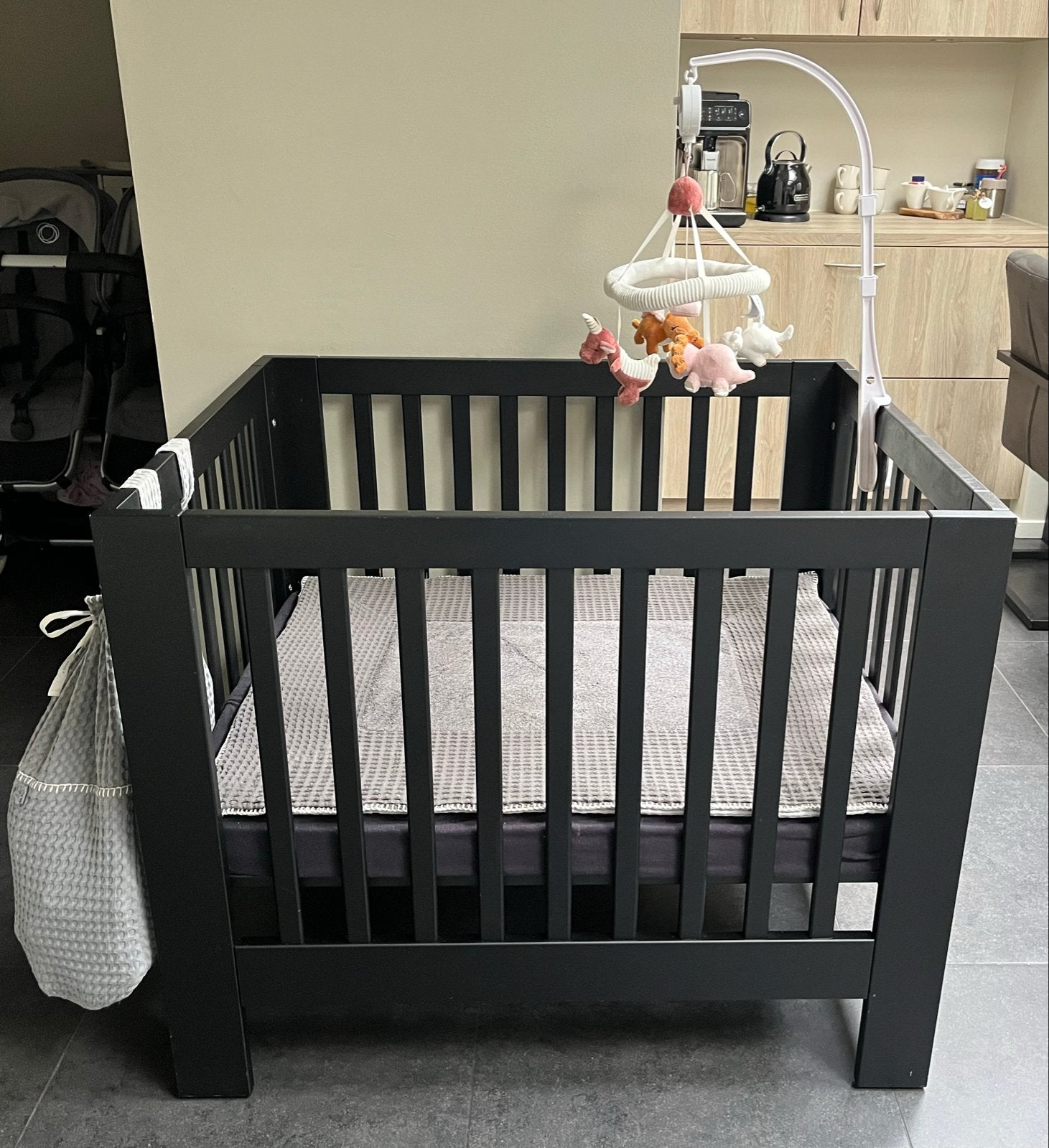 Zwarte box met matras, speelgoedzak en muziekmobiel, Kinderen en Baby's, Ophalen, Gebruikt, Rechthoekig, In hoogte verstelbaar