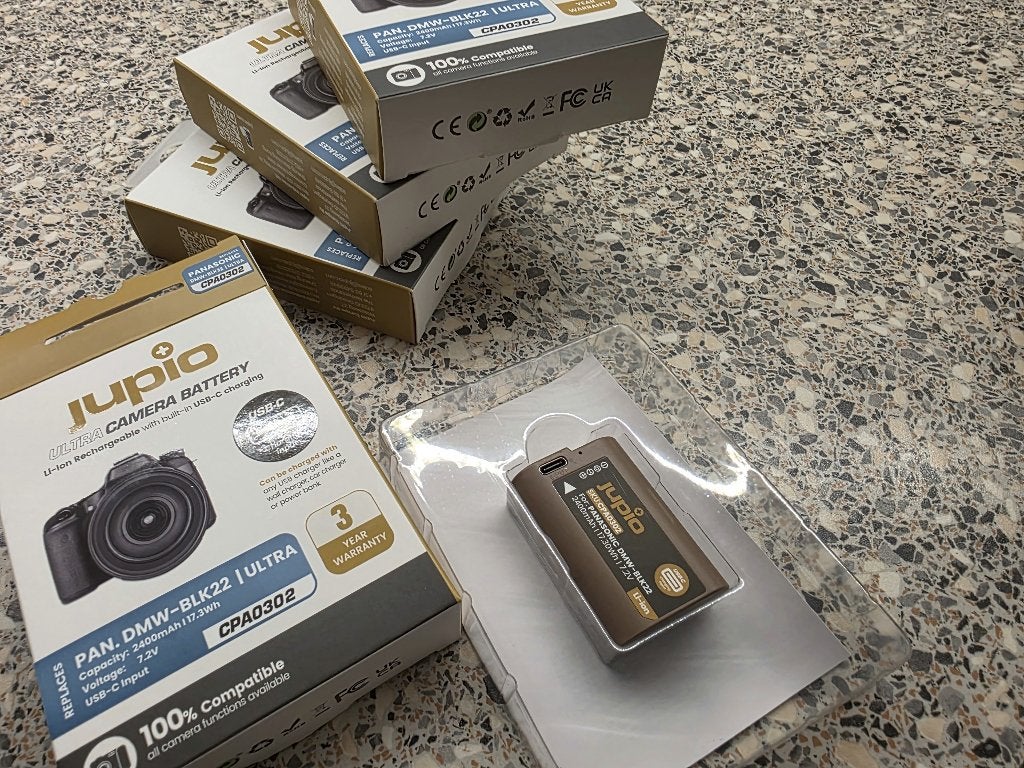 Combideal: 1 Panasonic Lumix Battery Grip +  Jupio Accu's, Ophalen of Verzenden, Nieuw, Panasonic, Batterygrip