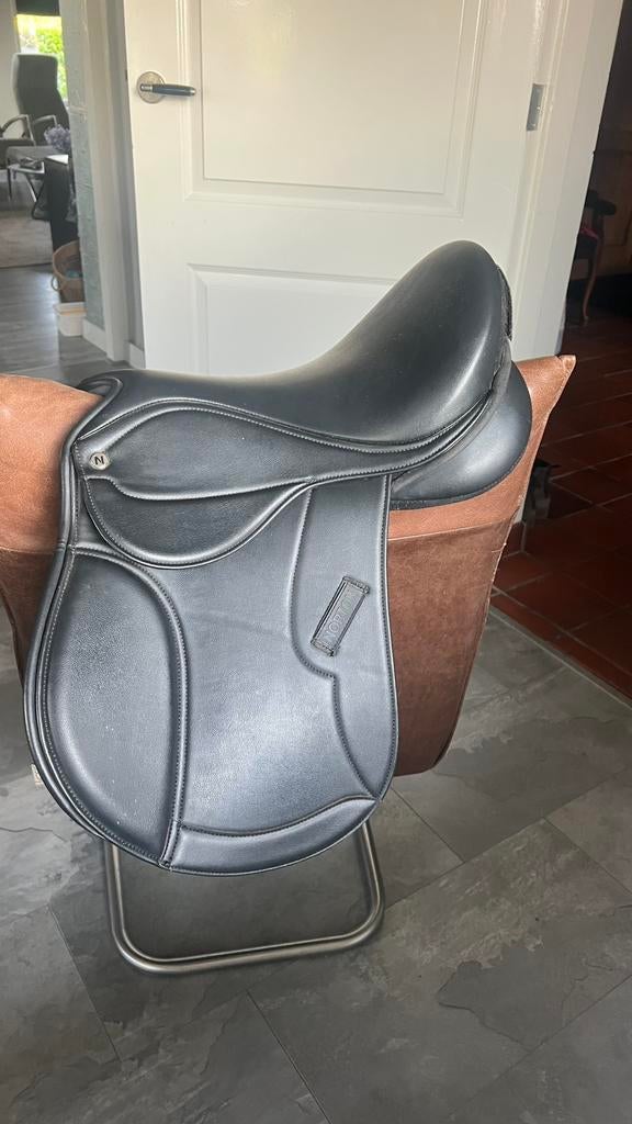 Zwart Norton zadel 14 inch., Dieren en Toebehoren, Paarden en Pony's | Zadels, Ophalen of Verzenden, Zo goed als nieuw
