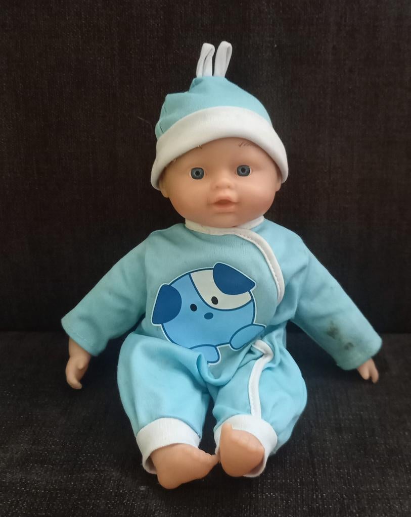 Schattig klein popje met blauw pakje, Ophalen of Verzenden, Babypop