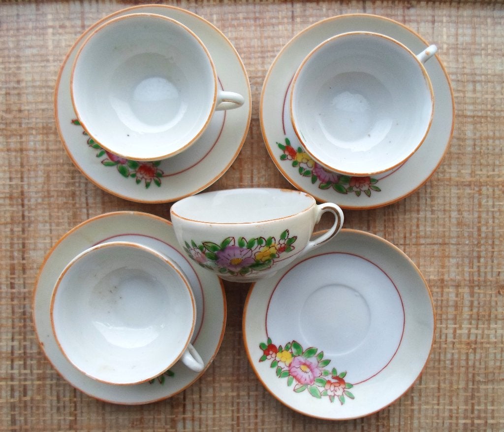 4 Oud porseleinen kinderservies Kop en schotels. Jaren '50., Ophalen of Verzenden, Zo goed als nieuw