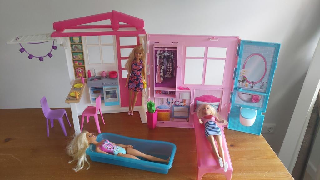Barbie huis met 3 Barbies, Ophalen of Verzenden, Gebruikt, Poppenhuis