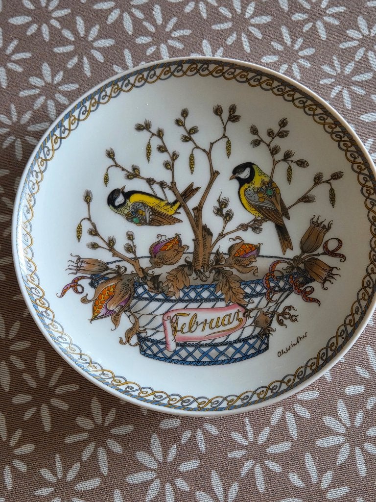Sierbordje maand Februari, Ophalen