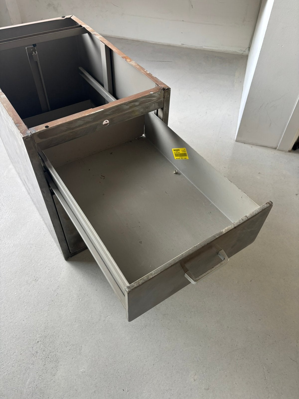 Metalen kasten voor onder een bureau, Ophalen, Gebruikt