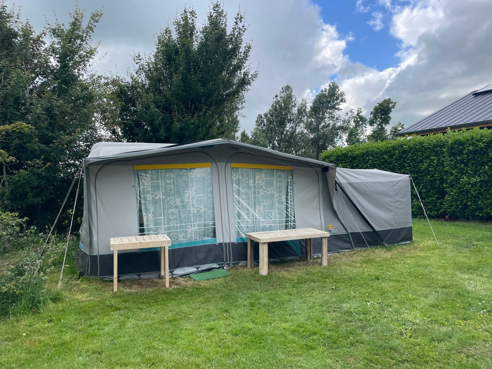 Eifelland Holiday460 voortent eventueel seizoensplek in Heeg, Rondzit, Voortentlamp, Omvormbare zithoek, 750 - 1000 kg