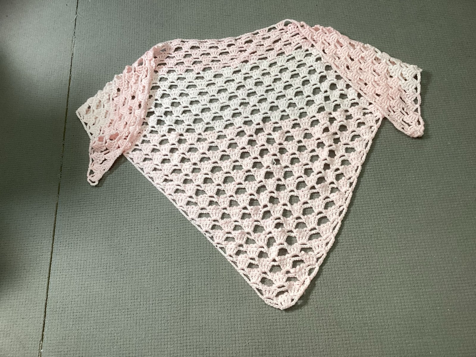 NIEUW Gehaakte Omslagdoek - Roze/Wit, Kleding | Dames, Ophalen of Verzenden, Nieuw, Sjaal