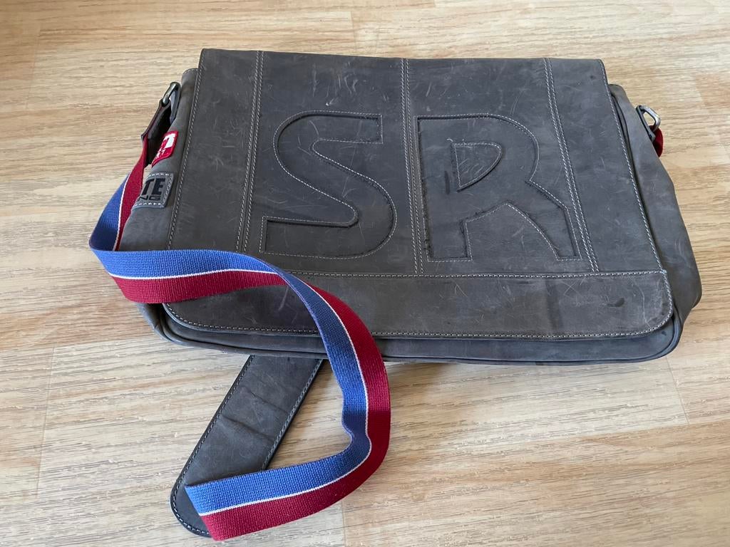 Laptop tas schoudertas, Ophalen of Verzenden, 17 inch of meer, Zo goed als nieuw