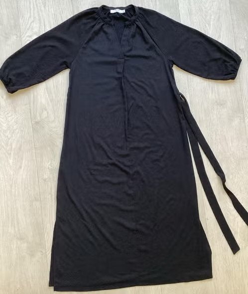 Zwarte lange jurk maat M/ L van costes met strikceintuur, Zwart, Maat 42/44 (L), Ophalen of Verzenden, Zo goed als nieuw
