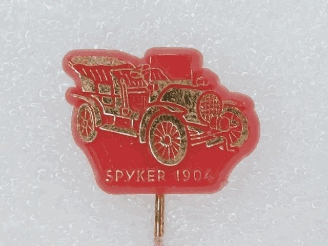SP1643 Speldje Spyker 1904 rood, Verzamelen, Ophalen of Verzenden, Gebruikt, Overige onderwerpen