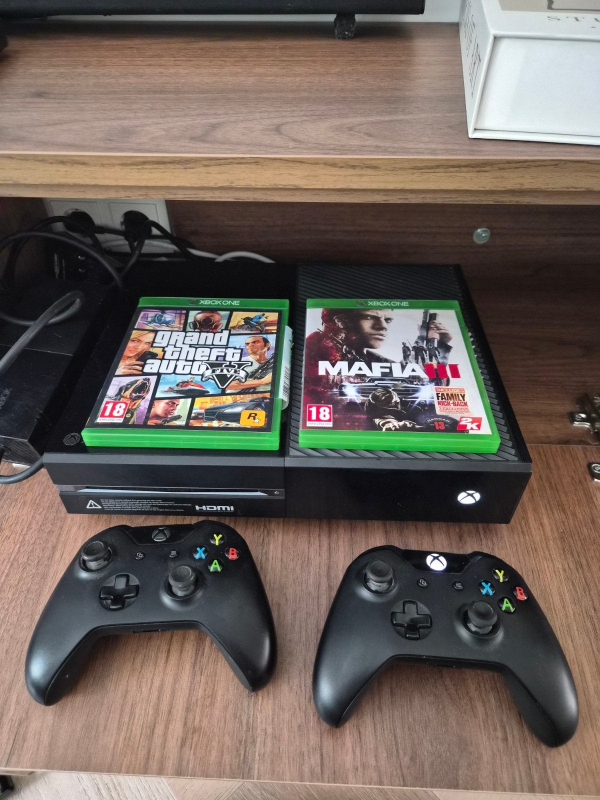 Xbox One met 2 controllers en 2 games (GTA V, Mafia III), Xbox One, Met 2 controllers, Ophalen of Verzenden, Gebruikt