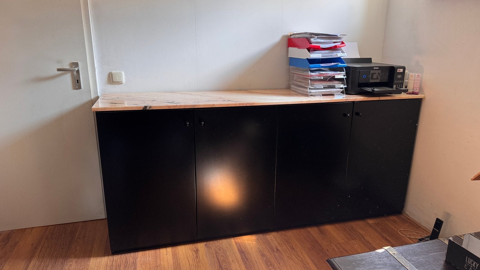 Zwart dressoir met marmeren blad en lades, Ophalen, Gebruikt, 150 tot 200 cm, Met lade(s)