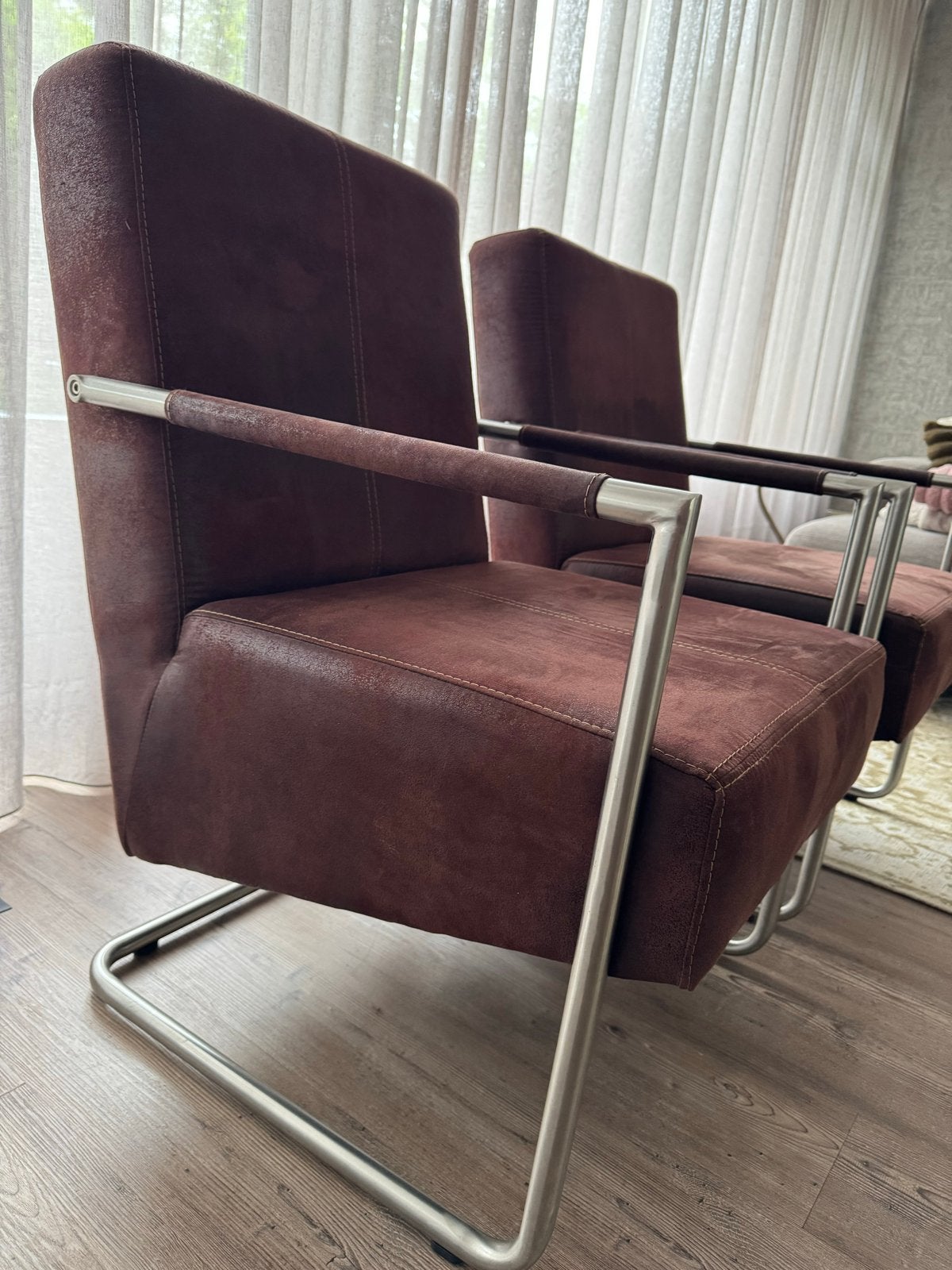 Set van 2 bruine stoelen met metalen frame, Huis en Inrichting, Stoelen, Ophalen, Gebruikt, Twee, Bruin